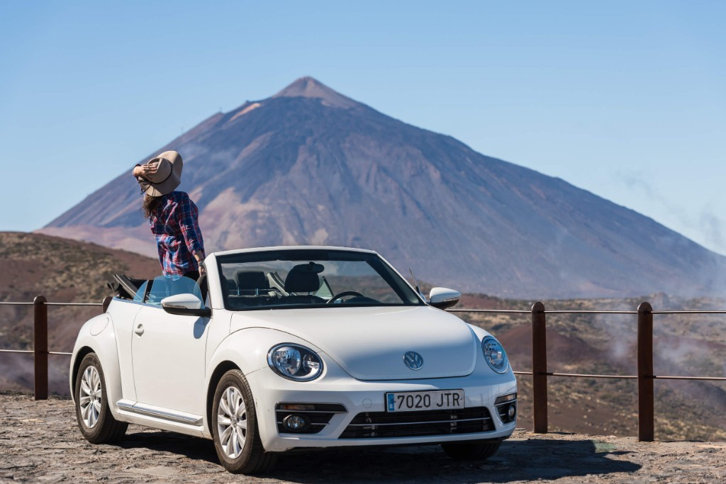 Auto decappottabile davanti al Teide